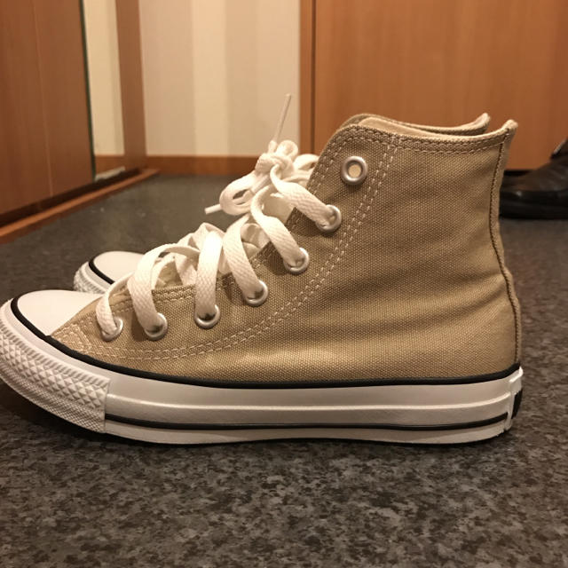 CONVERSE(コンバース)のコンバース ベージュ 美品 22.5 レディースの靴/シューズ(スニーカー)の商品写真