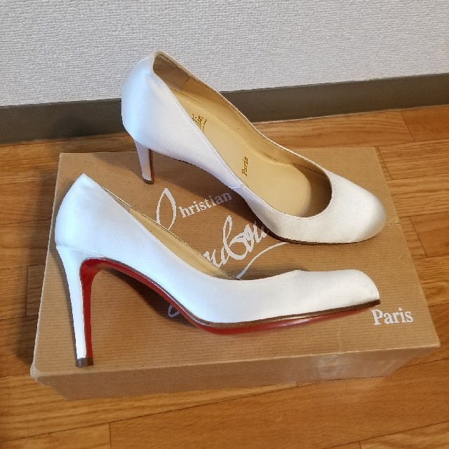 Christian Louboutin(クリスチャンルブタン)のクリスチャンルブタン　ウェディングシューズ　ホワイトパンプス レディースの靴/シューズ(ハイヒール/パンプス)の商品写真