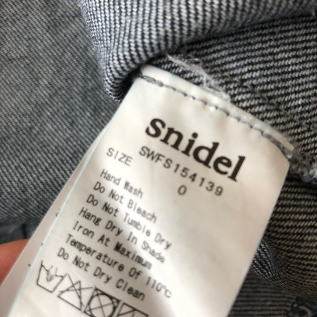 SNIDEL(スナイデル)のフリンジ デニム スカート レディースのスカート(ひざ丈スカート)の商品写真