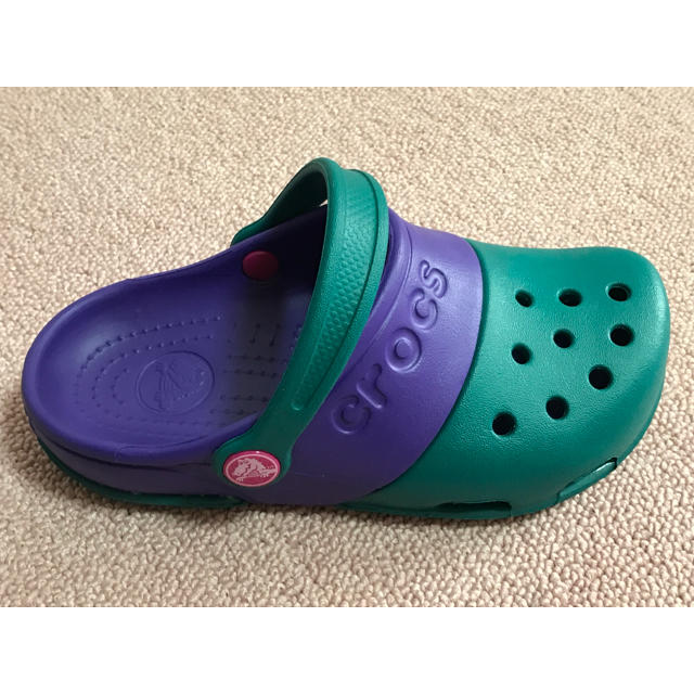 crocs(クロックス)の②クロックス crocs グリーン＆パープル サンダル 新品 タグ付 13cm キッズ/ベビー/マタニティのキッズ靴/シューズ(15cm~)(サンダル)の商品写真