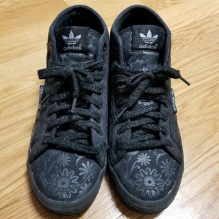 アディダス(adidas)のadidas黒24花柄(スニーカー)