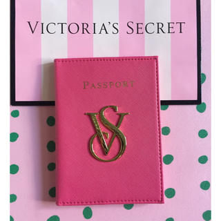 ヴィクトリアズシークレット(Victoria's Secret)のVictoria’s Secret 「新品」ピンク金ロゴパスポートケース(名刺入れ/定期入れ)
