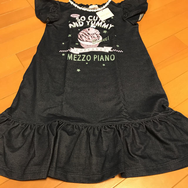 mezzo piano(メゾピアノ)の新品タグ付 メゾピアノ デニム生地カップケーキモチーフワンピ 140 キッズ/ベビー/マタニティのキッズ服女の子用(90cm~)(ワンピース)の商品写真