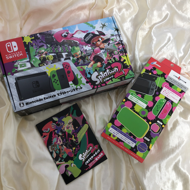 Nintendo Switch(ニンテンドースイッチ)の再値下げ Ｎｉｎｔｅｎｄｏ Ｓｗｉｔｃｈ　スプラトゥーン２セット➕アクセサリ エンタメ/ホビーのゲームソフト/ゲーム機本体(家庭用ゲーム機本体)の商品写真