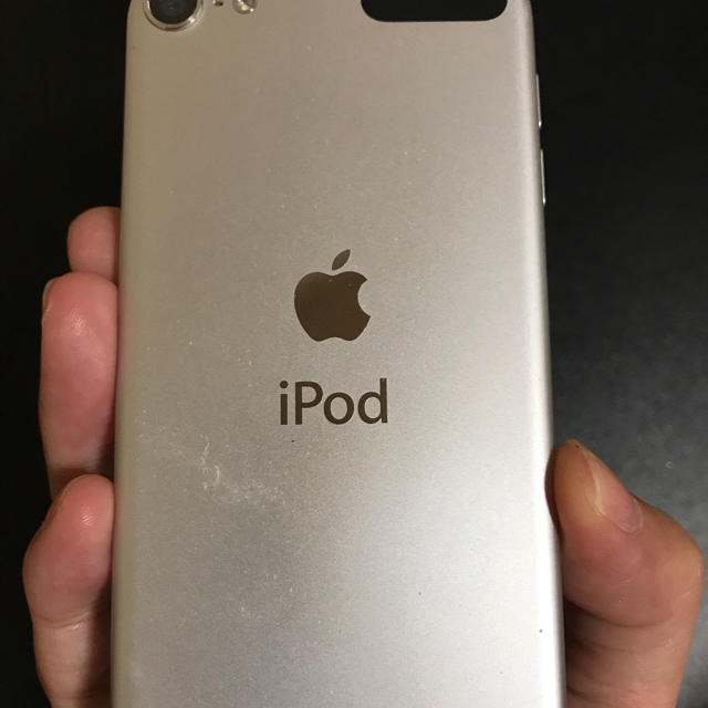 Apple(アップル)のipod touch 6世代 32GB シルバー スマホ/家電/カメラのスマートフォン/携帯電話(その他)の商品写真