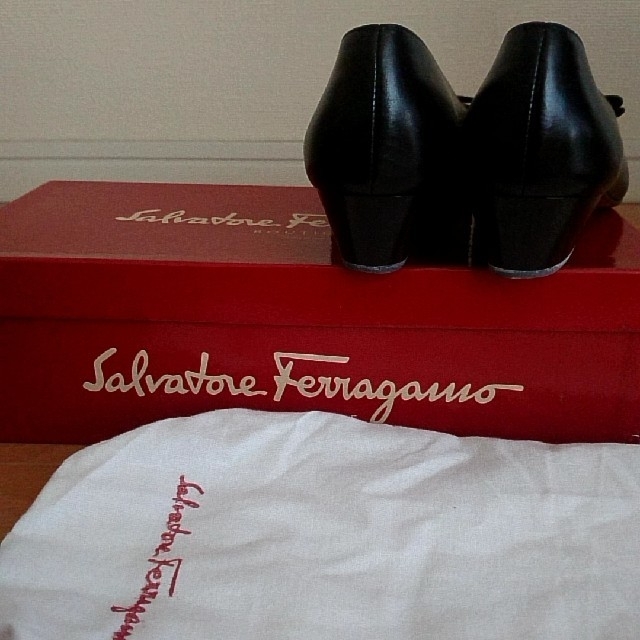 Salvatore Ferragamo(サルヴァトーレフェラガモ)のフェラガモ ヴァラ パンプス レディースの靴/シューズ(ハイヒール/パンプス)の商品写真