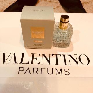 ヴァレンティノ(VALENTINO)の【新品】ヴァレンティノ ドンナローザ ヴェルデオーデトワレ 6ml&ピンクポーチ(ユニセックス)