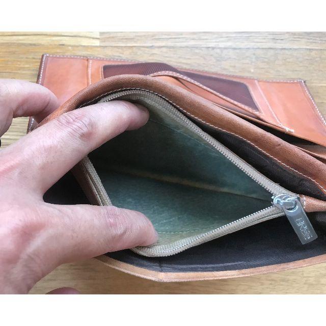 BREEのショルダー型の財布