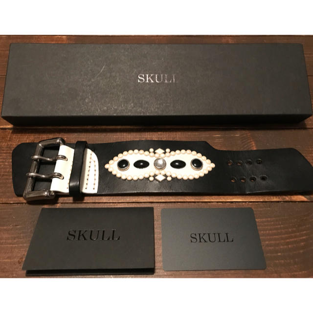 mastermind JAPAN(マスターマインドジャパン)のSKULL スタッズレザーバングル美品マスターマインド ウルフズヘッドロアー メンズのアクセサリー(バングル/リストバンド)の商品写真