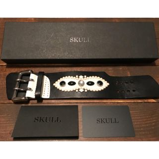 マスターマインドジャパン(mastermind JAPAN)のSKULL スタッズレザーバングル美品マスターマインド ウルフズヘッドロアー(バングル/リストバンド)