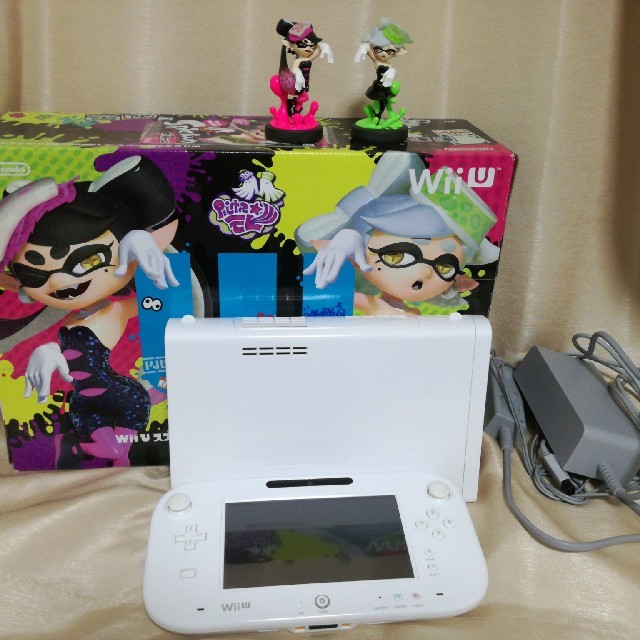 Wii U(ウィーユー)のWiiU　スプラトゥーンセット　中古　アミーボつき♪ エンタメ/ホビーのゲームソフト/ゲーム機本体(家庭用ゲーム機本体)の商品写真