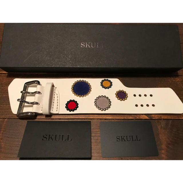 mastermind JAPAN(マスターマインドジャパン)のSKULL スタッズレザーバングル新品未使用マスターマインド ウルフズヘッド メンズのアクセサリー(バングル/リストバンド)の商品写真