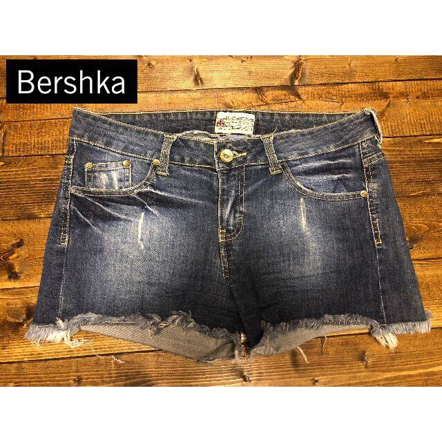 Bershka(ベルシュカ)のベルシュカ（ZARA姉妹ブランド）ダメージデニム × ドクロロックT 2枚セット レディースのパンツ(ショートパンツ)の商品写真