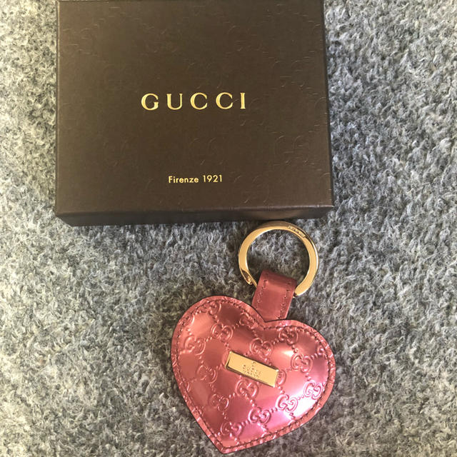 Gucci(グッチ)の新品  GUCCI ピンク ハート キーホルダー グッチ レディースのファッション小物(キーホルダー)の商品写真