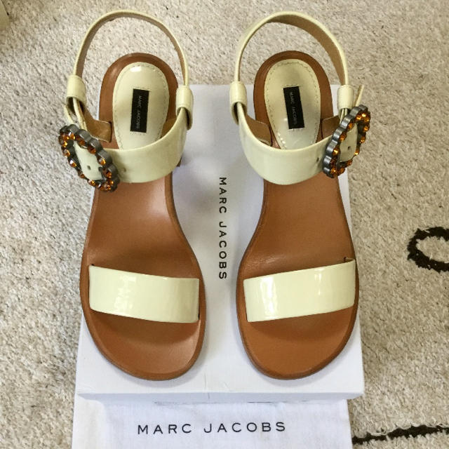 MARC JACOBS(マークジェイコブス)の新品未使用!マークジェイコブス パテントカーフチャンキーヒール 24.5~25㎝ レディースの靴/シューズ(サンダル)の商品写真