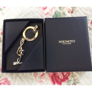 ミキモト(MIKIMOTO)のミキモト【新品・未使用】パール付きト音記号キーホルダー・箱付き(キーホルダー)