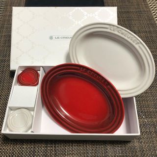 ルクルーゼ(LE CREUSET)の【新品 限定】ルクルーゼ ミニオーバルプレート&箸置き ブライダル 紅白 送料込(食器)