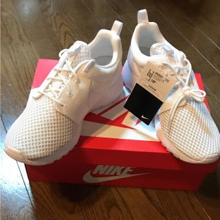 ナイキ(NIKE)の新品 NIKE ROSHE ONE SE ナイキ ローシ ワン 白(スニーカー)