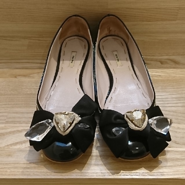 バレエシューズmiu miu ◯ ビジューつき パテント フラット シューズ ◯