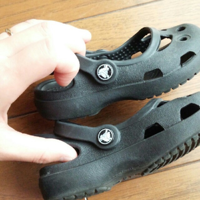 crocs(クロックス)のcrocs c7 キッズ/ベビー/マタニティのベビー靴/シューズ(~14cm)(サンダル)の商品写真