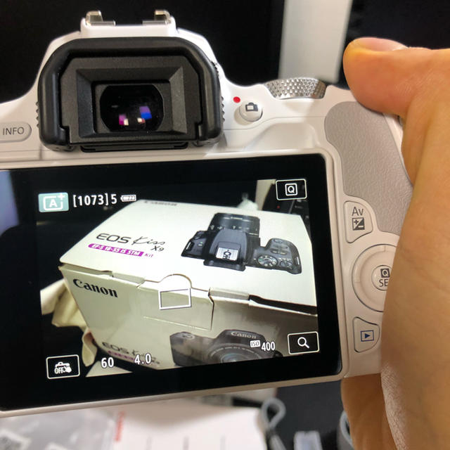 Canon(キヤノン)の使用期間約6ヶ月使用頻度少 EOS kiss X9 標準レンズ+単焦点+望遠 スマホ/家電/カメラのカメラ(デジタル一眼)の商品写真