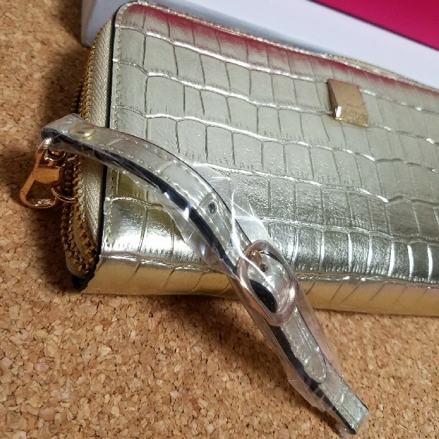 ストラップ付き　ゴールド財布 レディースのファッション小物(財布)の商品写真