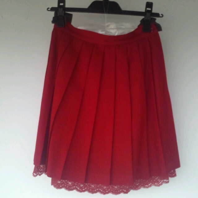 Xmiss(キスミス)のプリーツスカート　キスミス　赤　レッド レディースのスカート(ひざ丈スカート)の商品写真