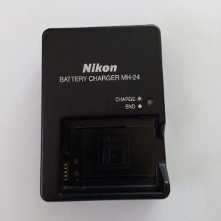 ニコン(Nikon)のニコン　純正バッテリーチャージャー　MH-24(バッテリー/充電器)