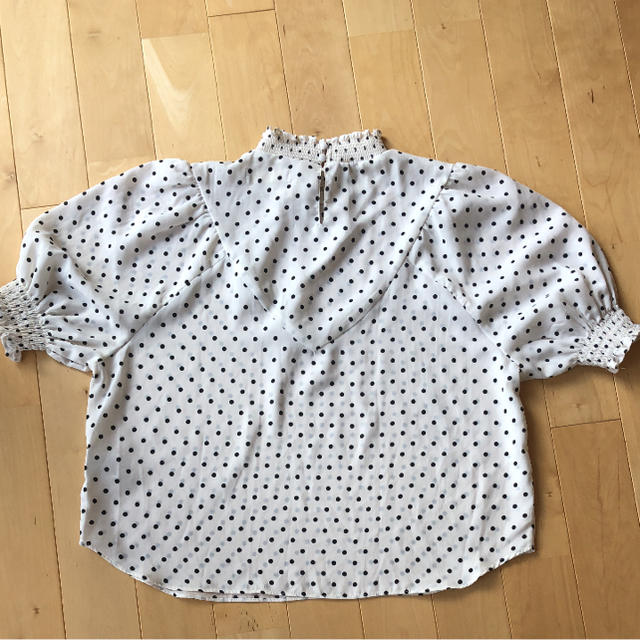 Discoat(ディスコート)の白ドットブラウス レディースのトップス(シャツ/ブラウス(半袖/袖なし))の商品写真