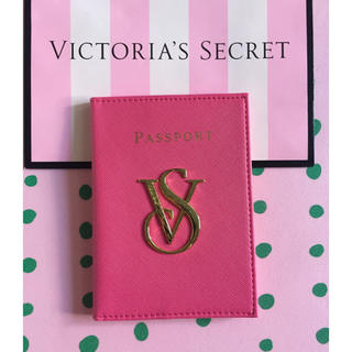 ヴィクトリアズシークレット(Victoria's Secret)のVictoria’s Secret 「新品」ピンク金ロゴパスポートケース(名刺入れ/定期入れ)