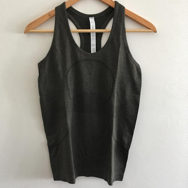 lululemon(ルルレモン)の*outlet* lululemon size6 tank top スポーツ/アウトドアのトレーニング/エクササイズ(ヨガ)の商品写真