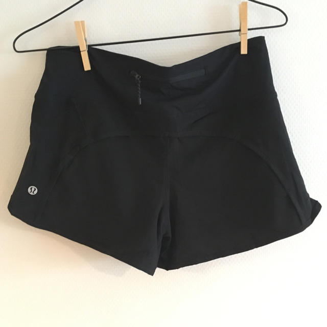 lululemon(ルルレモン)の*outlet* lululemon size6 short pants スポーツ/アウトドアのトレーニング/エクササイズ(トレーニング用品)の商品写真