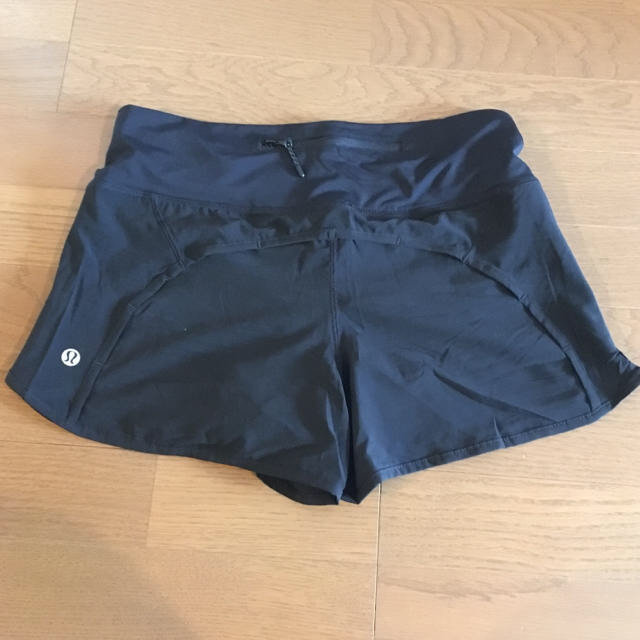 lululemon(ルルレモン)の*outlet* lululemon size8 short pants  スポーツ/アウトドアのトレーニング/エクササイズ(トレーニング用品)の商品写真