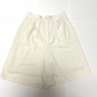 ページボーイ(PAGEBOY)のPAGEBOY 白 パンツ キュロット ひざ丈パンツ(ハーフパンツ)