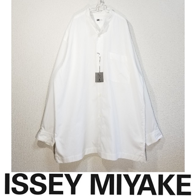 ISSEY MIYAKE(イッセイミヤケ)の【新品タグ付き】ISSEY MIYAKE バンドカラー ワイドシャツ 白シャツ  レディースのトップス(Tシャツ(半袖/袖なし))の商品写真