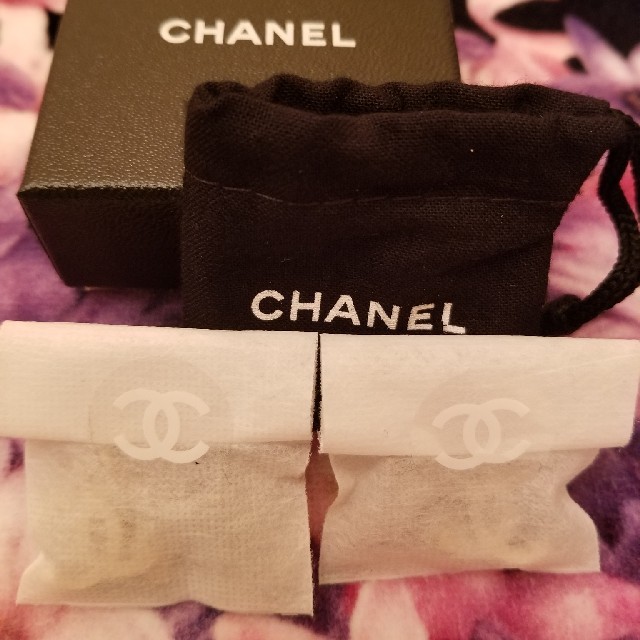 CHANEL ロゴ????カメリアピアス ほぼ未使用 2