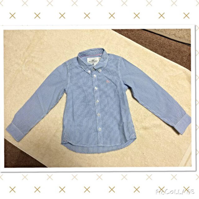 H&M(エイチアンドエム)のH&M ブルーストライプシャツ110 キッズ/ベビー/マタニティのキッズ服女の子用(90cm~)(その他)の商品写真