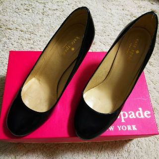 ケイトスペードニューヨーク(kate spade new york)のケイトスペード 黒エナメル  パンプス 6(ハイヒール/パンプス)