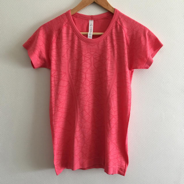 lululemon(ルルレモン)の*outlet* lululemon size4 T-shirt スポーツ/アウトドアのトレーニング/エクササイズ(ヨガ)の商品写真