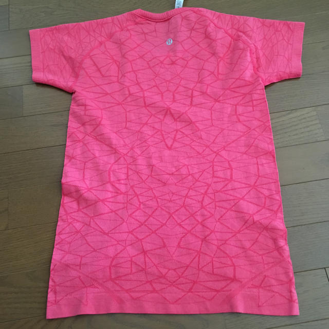 lululemon(ルルレモン)の*outlet* lululemon size4 T-shirt スポーツ/アウトドアのトレーニング/エクササイズ(ヨガ)の商品写真