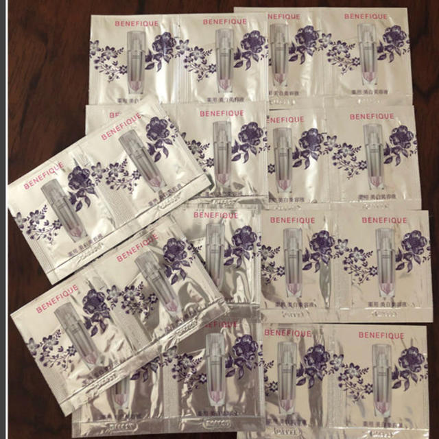 BENEFIQUE(ベネフィーク)のベネフィーク ホワイトジーニアス 美白美容液 使用見本 20包  コスメ/美容のスキンケア/基礎化粧品(美容液)の商品写真