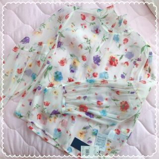 リリーブラウン(Lily Brown)の【新品】ぼかし花柄シフォンブラウス(シャツ/ブラウス(長袖/七分))