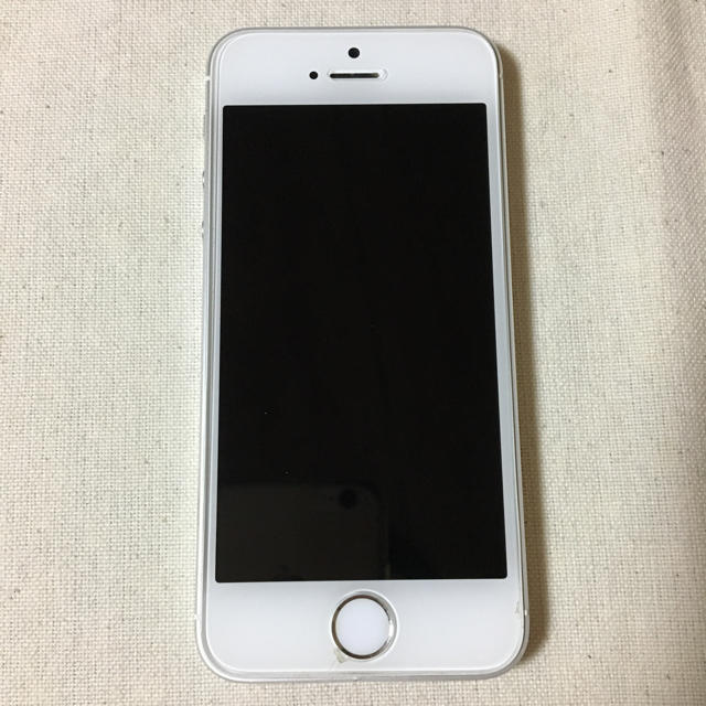 iPhone(アイフォーン)のiPhone 5s Silver 32 GB au スマホ/家電/カメラのスマートフォン/携帯電話(スマートフォン本体)の商品写真