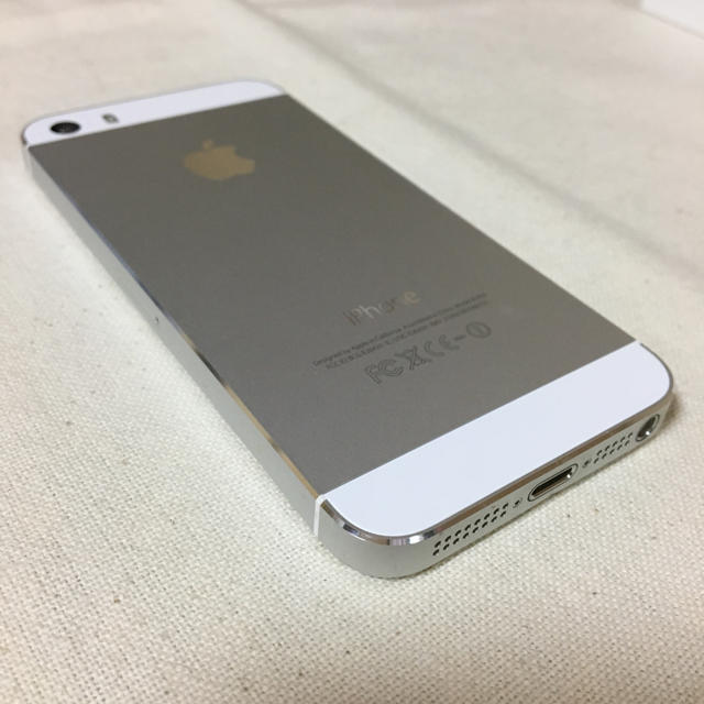 iPhone(アイフォーン)のiPhone 5s Silver 32 GB au スマホ/家電/カメラのスマートフォン/携帯電話(スマートフォン本体)の商品写真