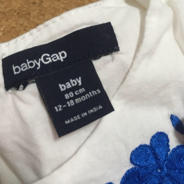 babyGAP(ベビーギャップ)の花柄刺繍ロンパース キッズ/ベビー/マタニティのベビー服(~85cm)(ロンパース)の商品写真