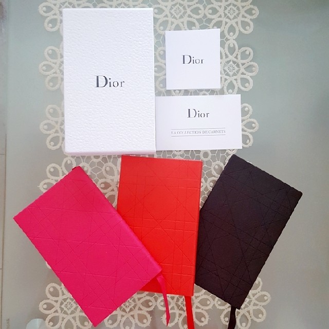 Christian Dior(クリスチャンディオール)の【未使用・超美品】Diorのお洒落な手帳３冊セット インテリア/住まい/日用品の文房具(ノート/メモ帳/ふせん)の商品写真