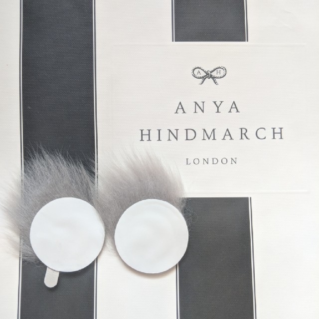 ANYA HINDMARCH(アニヤハインドマーチ)の【一点限り・新品】Anya Hindmarch ステッカー Eyes ファー付き レディースのファッション小物(その他)の商品写真