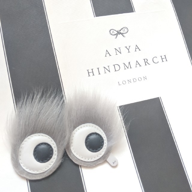 ANYA HINDMARCH(アニヤハインドマーチ)の【一点限り・新品】Anya Hindmarch ステッカー Eyes ファー付き レディースのファッション小物(その他)の商品写真