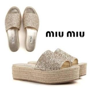 ミュウミュウ(miumiu)のmiumiu グリッター サンダル ゴールド(サンダル)