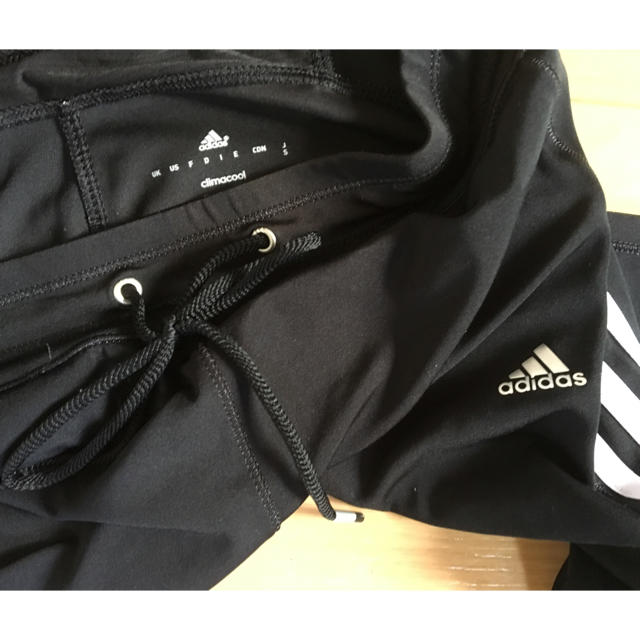 adidas(アディダス)のadidas 膝下ハーフパンツ ジム、ヨガ、スポーツ用。ブラック。 スポーツ/アウトドアのトレーニング/エクササイズ(ヨガ)の商品写真